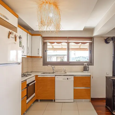 Beautiful 2 Bedroom House With Pool In Gumusluk *